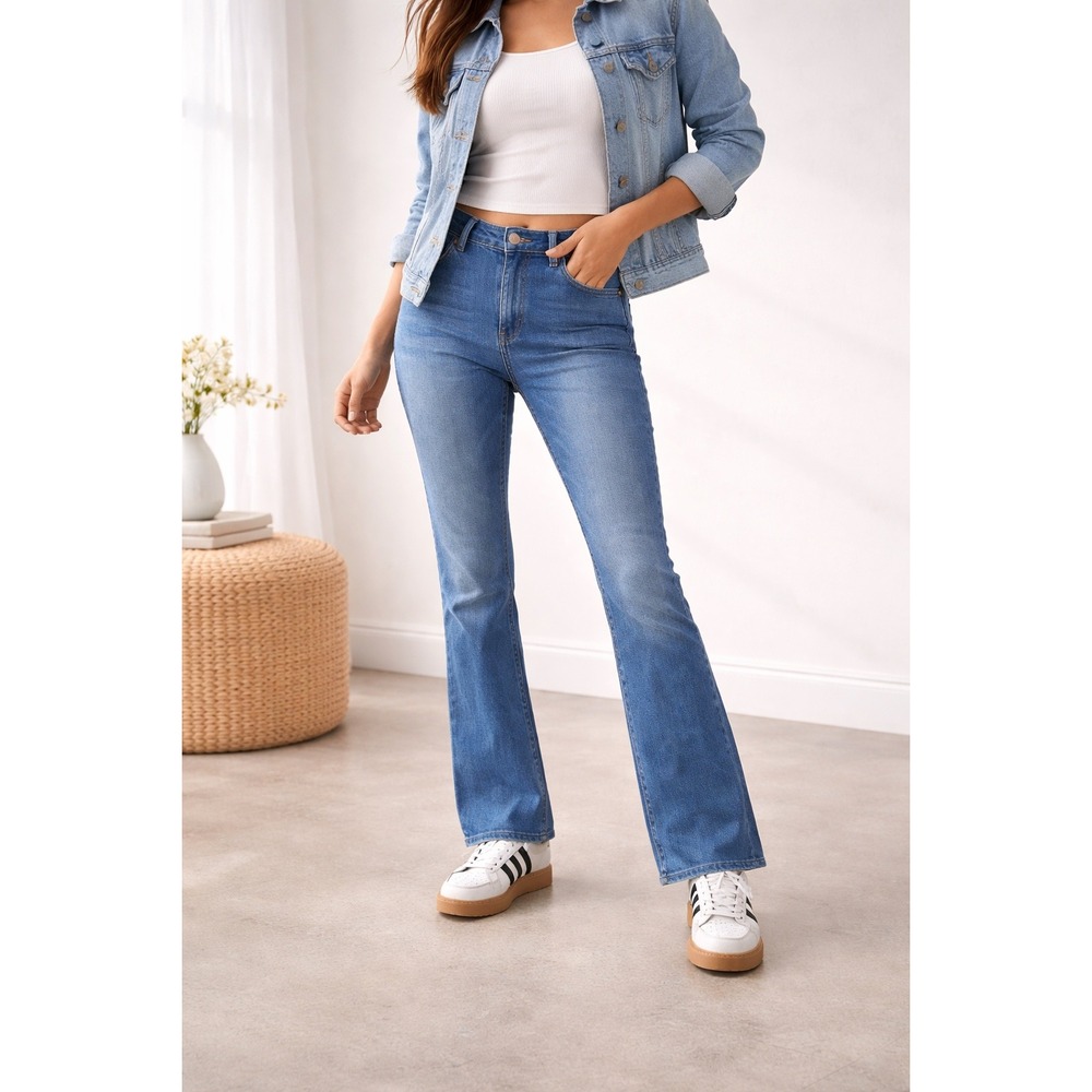 Old Navy Wow Boot-Cut Jeans Women's Size 12 Mid Rise Medium Wash Denim